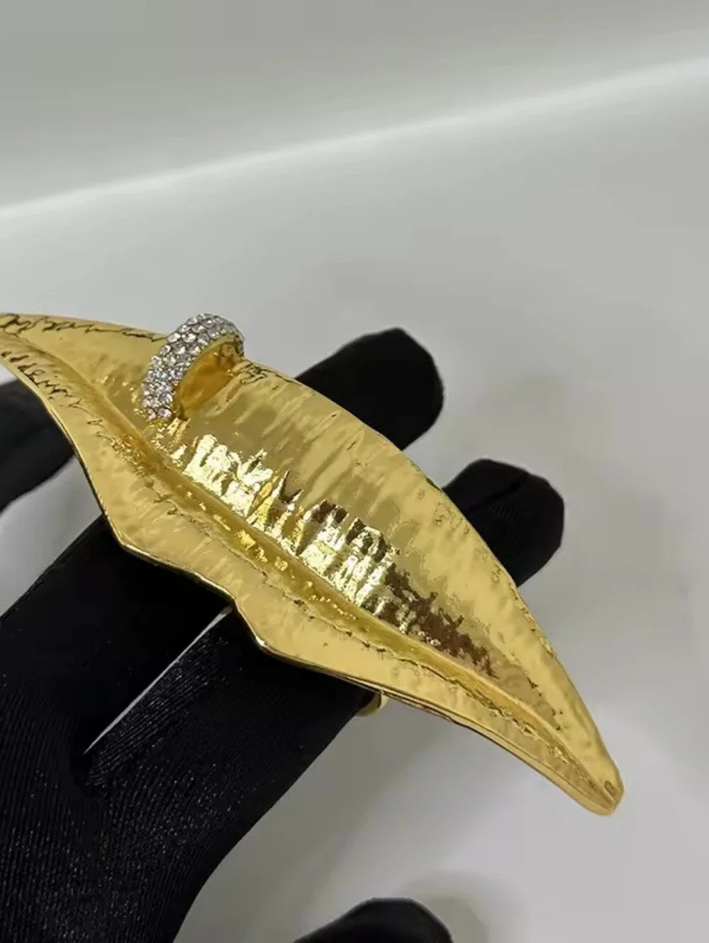 Video Included 🔥 LUX NOIRE Avant-Garde Sculpted Gold Lips Statement Ring